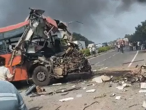 वडोदरा में भीषण सड़क हादसा: स्लीपर बस ट्रक से टकराई, 6 यात्रियों की मौत, 31 घायल