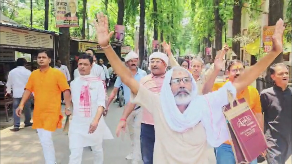 कचहरी परिसर में पूर्व एमएलसी बृजेश सिंह के खिलाफ प्रदर्शन, हिंदू संगठनों ने प्रशासन को सौंपा ज्ञापन