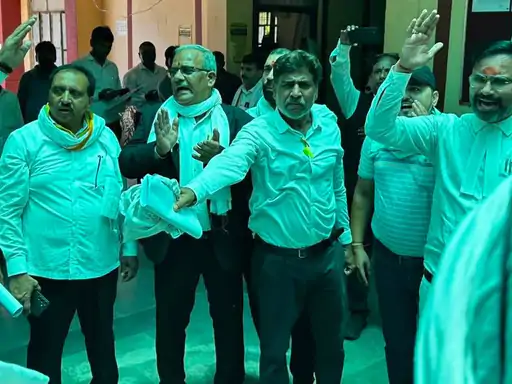 वाराणसी सदर तहसील में अधिवक्ताओं का उग्र प्रदर्शन, एसडीएम नितिन सिंह के स्थानांतरण की मांग पर अड़े वकील, न्यायिक कार्य ठप