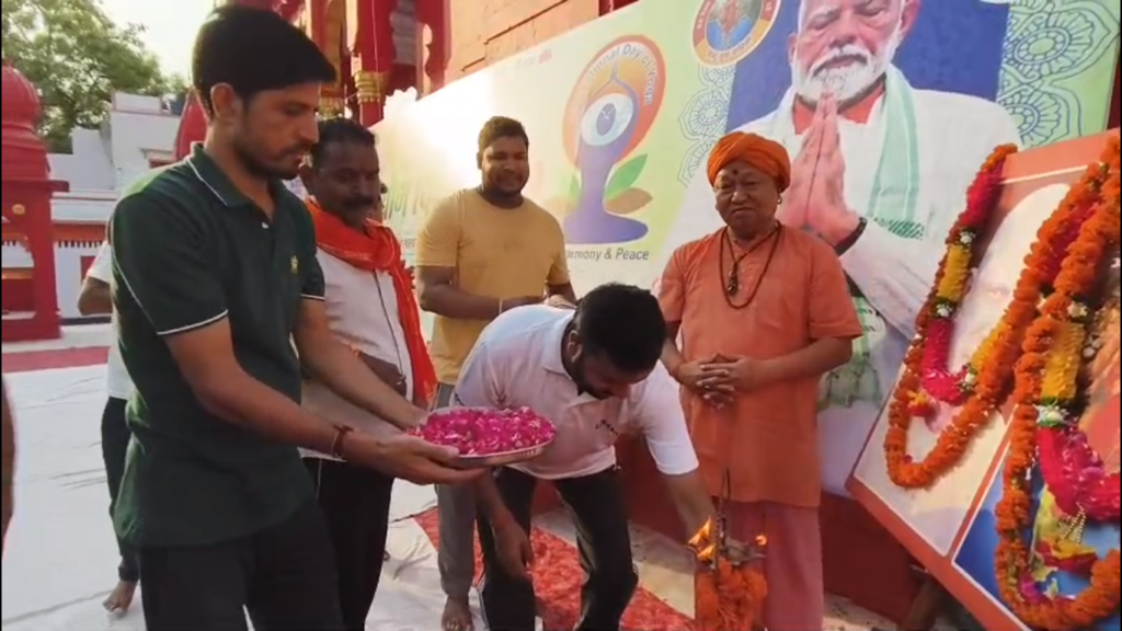 अंतरराष्ट्रीय योग दिवस के उपलक्ष्य में वाराणसी में तीन दिवसीय योग शिविर का शुभारंभ