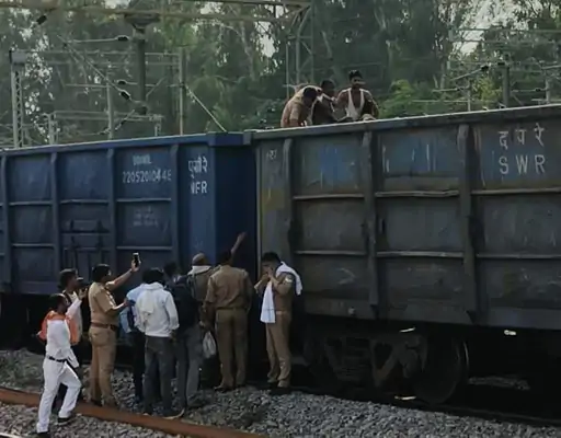 वाराणसी कैंट स्टेशन पर हाई-वोल्टेज ड्रामा: मालगाड़ी की बोगी पर चढ़ा अर्धनग्न युवक, आरपीएफ-जीआरपी ने सुरक्षित उतारा