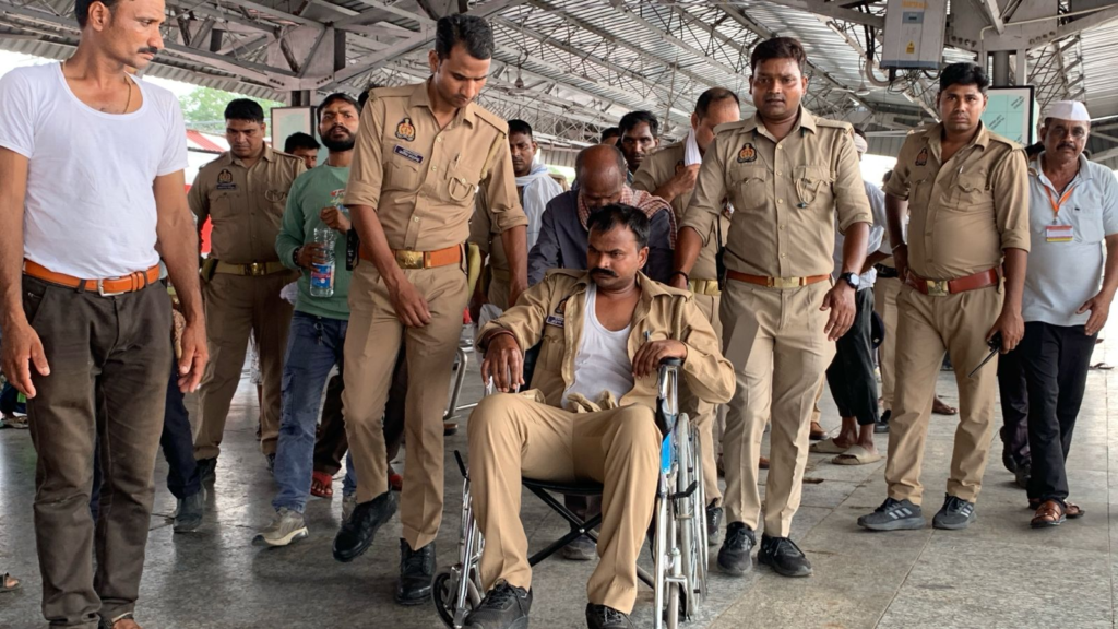 वाराणसी कैंट स्टेशन पर हाई-वोल्टेज ड्रामा: मालगाड़ी की बोगी पर चढ़ा अर्धनग्न युवक, आरपीएफ-जीआरपी ने सुरक्षित उतारा