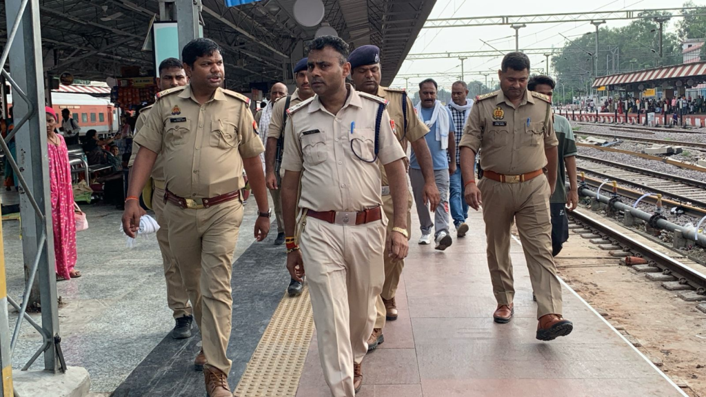 वाराणसी कैंट स्टेशन पर हाई-वोल्टेज ड्रामा: मालगाड़ी की बोगी पर चढ़ा अर्धनग्न युवक, आरपीएफ-जीआरपी ने सुरक्षित उतारा