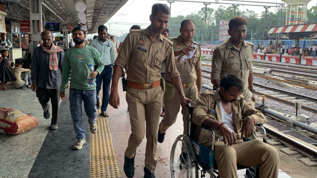 वाराणसी कैंट स्टेशन पर हाई-वोल्टेज ड्रामा: मालगाड़ी की बोगी पर चढ़ा अर्धनग्न युवक, आरपीएफ-जीआरपी ने सुरक्षित उतारा
