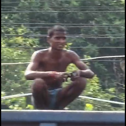 वाराणसी कैंट स्टेशन पर हाई-वोल्टेज ड्रामा: मालगाड़ी की बोगी पर चढ़ा अर्धनग्न युवक, आरपीएफ-जीआरपी ने सुरक्षित उतारा