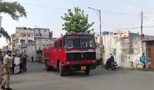 वाराणसी: भेलूपुर में एसीपी कार्यालय के सामने मोबाइल टावर में आग, इलाके में मची अफरा-तफरी