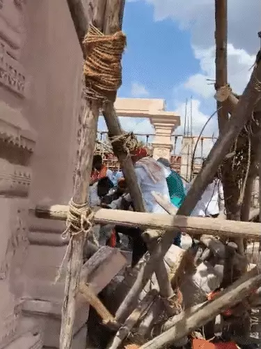 महाराष्ट्र: परभणी के हनुमान मंदिर में हादसा, निर्माणाधीन सभामंडप गिरा; 6 की मौत, 30–40 श्रद्धालुओं के दबे होने की आशंका