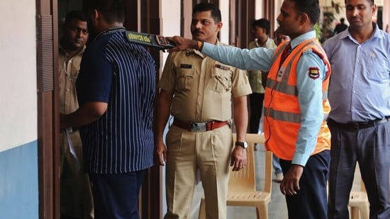 Varanasi NEET Exam: चेकिंग में पकड़ा गया अभ्यर्थी, अंडरवियर से मिला सिम कार्ड, फेविकोल और पुराना प्रश्नपत्र