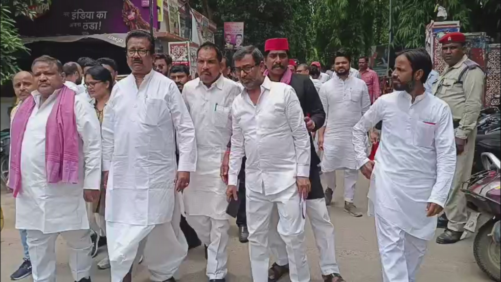वाराणसी में मतदाता सूची पर सपा का बड़ा आरोप, जिलाधिकारी को सौंपा ज्ञापन