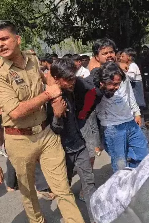 लखनऊ में तीन मंजिला इमारत में भीषण आग, कोचिंग में फंसे छात्र, कई लोगों के फंसे होने की आशंका