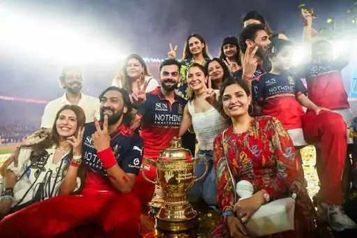 वृंदावन पहुंचे विराट कोहली और अनुष्का शर्मा, संत प्रेमानंद के आश्रम में की मुलाकात