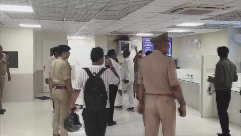 लखनऊ अग्निकांड के बाद वाराणसी में बड़ा एक्शन! आकाश और L1 कोचिंग पर प्रशासन की गिरी गाज