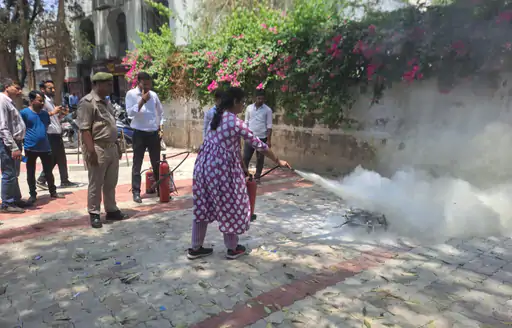 Varanasi Coaching Centers Action: एलेन-आकाश समेत 8 कोचिंग संस्थान सील, फायर एनओसी पर उठे सवाल