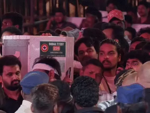 विजयवाड़ा में फिल्म ‘पेद्दी’ के प्रमोशन के दौरान हंगामा, राम चरण के हमशक्ल फैन ने मचाई अफरातफरी