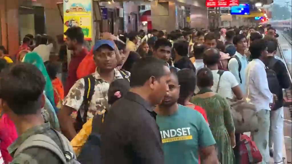 बीएड अभ्यर्थियों की मुश्किलें बढ़ीं: परीक्षा के बाद वाराणसी स्टेशन पर अव्यवस्था से परेशान हुए छात्र