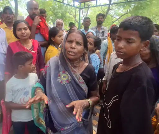 वाराणसी में करंट लगने से संविदा लाइनमैन की मौत, विभाग पर लापरवाही के आरोप, परिजनों ने उठाई नौकरी व मुआवजे की मांग