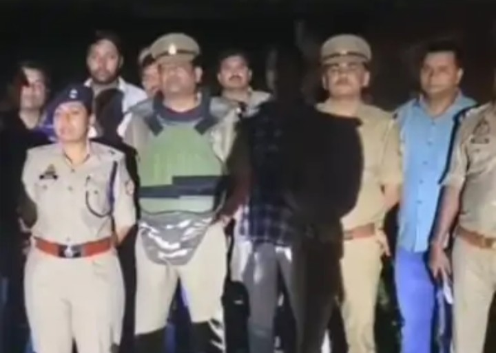 कारोबारी की हत्या करने वाले दो बदमाश मुठभेड़ में गिरफ्तार