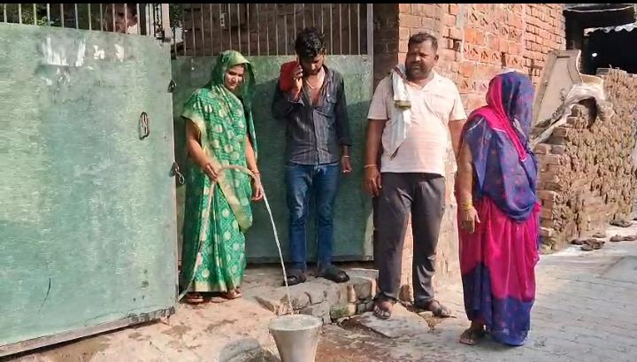शिवपुर की यादव बस्ती में बदबूदार पानी से त्रस्त लोग