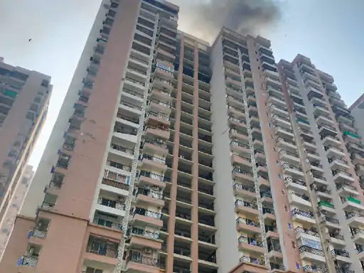 नोएडा की हाईराइज सोसाइटी में 21वीं मंजिल पर लगी भीषण आग, एसी में धमाके के बाद मची अफरा-तफरी, आधे घंटे में पाया गया काबू