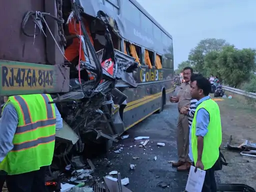 यमुना एक्सप्रेसवे पर भीषण सड़क हादसा: ट्रेलर से टकराई वॉल्वो बस, 4 की मौत, 27 घायल