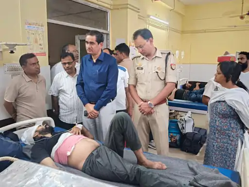 यमुना एक्सप्रेसवे पर भीषण सड़क हादसा: ट्रेलर से टकराई वॉल्वो बस, 4 की मौत, 27 घायल