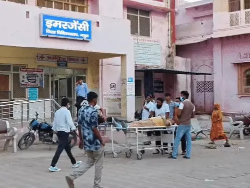यमुना एक्सप्रेसवे पर भीषण सड़क हादसा: ट्रेलर से टकराई वॉल्वो बस, 4 की मौत, 27 घायल