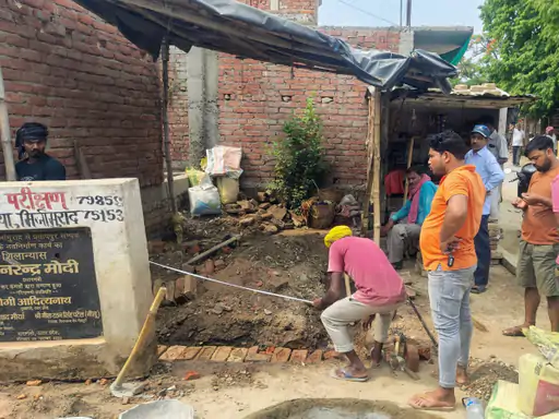 वाराणसी के मिर्जामुराद में शिलापट्ट को लेकर विवाद, भाजपा कार्यकर्ताओं में आक्रोश, एक हिरासत में