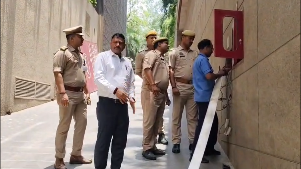 दिल्ली अग्निकांड के बाद वाराणसी में होटलों की फायर सेफ्टी पर कसा शिकंजा, बड़े प्रतिष्ठानों में चला विशेष निरीक्षण अभियान
