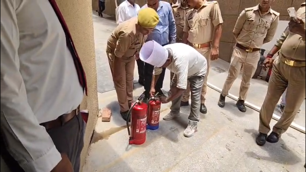 दिल्ली अग्निकांड के बाद वाराणसी में होटलों की फायर सेफ्टी पर कसा शिकंजा, बड़े प्रतिष्ठानों में चला विशेष निरीक्षण अभियान
