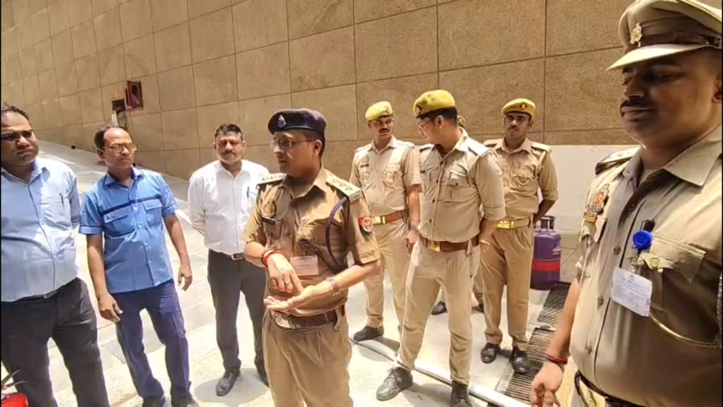 दिल्ली अग्निकांड के बाद वाराणसी में होटलों की फायर सेफ्टी पर कसा शिकंजा, बड़े प्रतिष्ठानों में चला विशेष निरीक्षण अभियान