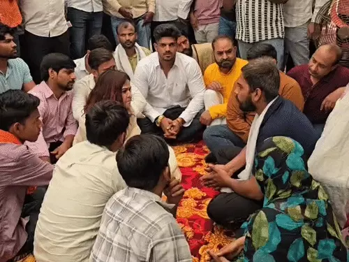 सूर्या चौहान हत्याकांड: पीड़ित परिवार से मिलीं शालिनी सिंह, अवैध मदरसों पर कार्रवाई की मांग