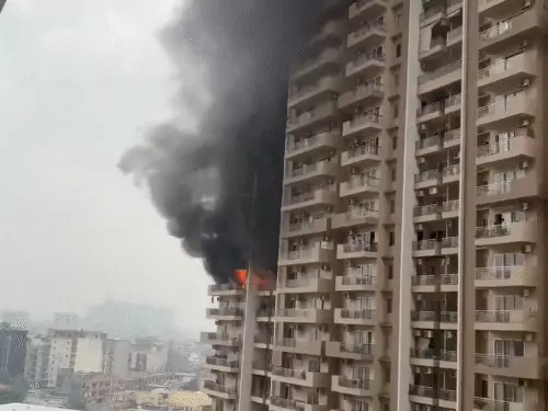 नोएडा सेक्टर-75 की 28 मंजिला सोसाइटी में 12वें फ्लोर पर भीषण आग, मची अफरा-तफरी