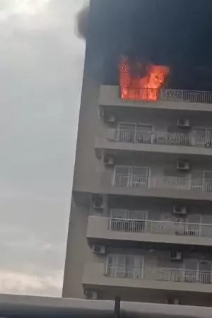 नोएडा सेक्टर-75 की 28 मंजिला सोसाइटी में 12वें फ्लोर पर भीषण आग, मची अफरा-तफरी