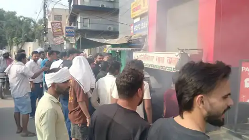 रविदास गेट के पास बंद दुकान में आग, स्थानीय लोगों ने संभाला मोर्चा; आसपास की दुकानों को बचाया