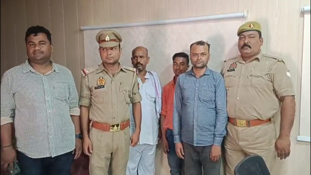 केदार घाट मंदिर चोरी कांड का खुलासा: मुख्य आरोपी समेत तीन गिरफ्तार, चांदी के आभूषण और नकदी बरामद