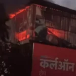 जौनपुर में कपड़े के शोरूम में भीषण आग, घंटों की मशक्कत के बाद आग पर पाया गया काबू