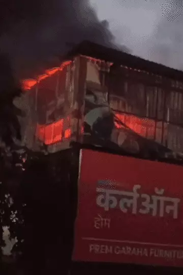 जौनपुर में कपड़े के शोरूम में भीषण आग, घंटों की मशक्कत के बाद आग पर पाया गया काबू