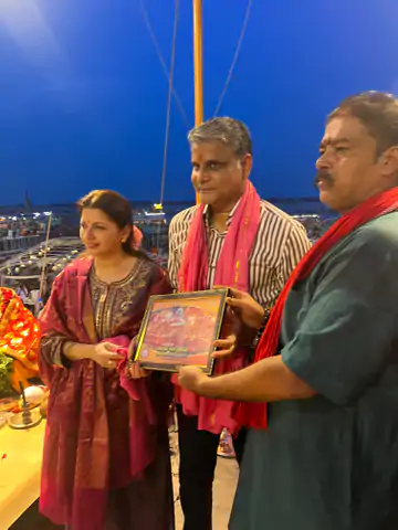 काशी पहुंचीं भाग्यश्री, बाबा काल भैरव और विश्वनाथ के दर्शन कर बोलीं— "बाबा का बुलावा अपने आप आ गया"