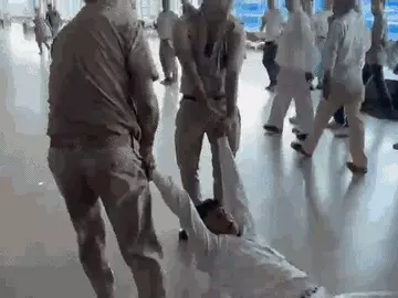 महिला यात्री को ट्रेन में चढ़ाने के लिए रुकवाई गाड़ी, फिर DSS को घसीटते हुए ले गए RPF जवान; 4 पर कार्रवाई