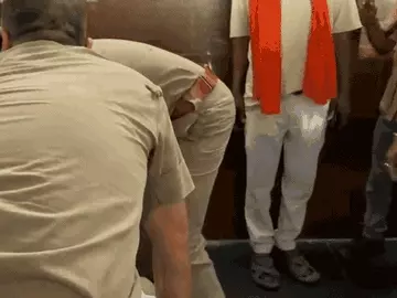 महिला यात्री को ट्रेन में चढ़ाने के लिए रुकवाई गाड़ी, फिर DSS को घसीटते हुए ले गए RPF जवान; 4 पर कार्रवाई