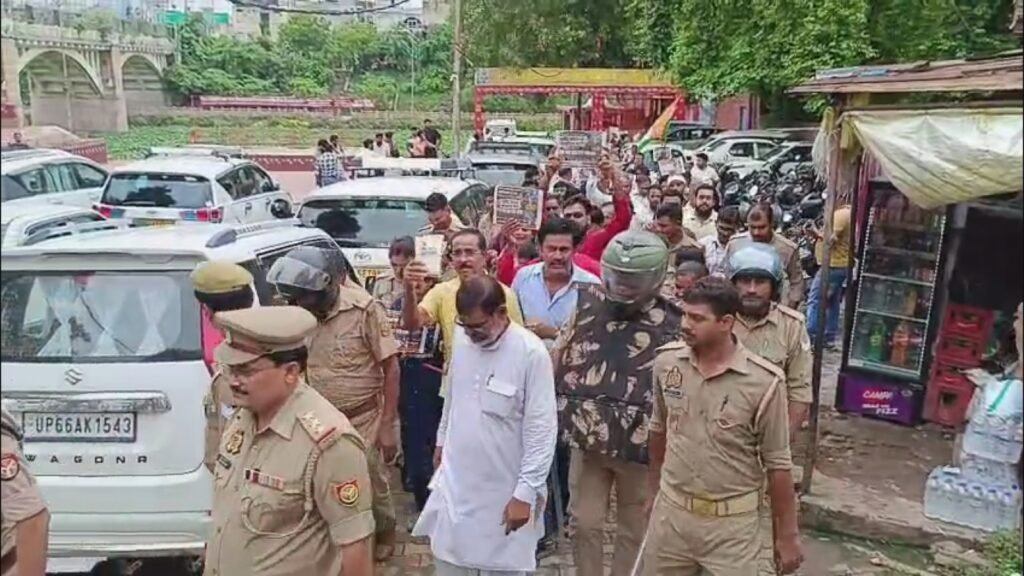सोनम वांगचुक के समर्थन में वाराणसी में प्रदर्शन, पेपर लीक मुद्दे पर राष्ट्रपति को सौंपा ज्ञापन