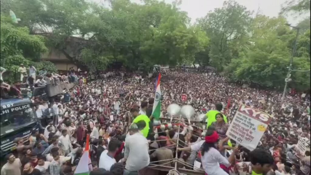 सोनम वांगचुक के समर्थन में वाराणसी में प्रदर्शन, पेपर लीक मुद्दे पर राष्ट्रपति को सौंपा ज्ञापन