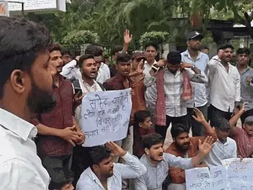 NEET विवाद पर सपा-कांग्रेस का देशभर में प्रदर्शन: दिल्ली में डिंपल यादव समेत कई सांसदों को पुलिस ने रोका, BHU में छात्रों का उग्र प्रदर्शन