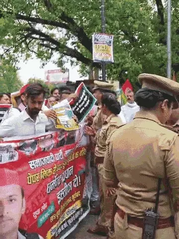 NEET विवाद पर सपा-कांग्रेस का देशभर में प्रदर्शन: दिल्ली में डिंपल यादव समेत कई सांसदों को पुलिस ने रोका, BHU में छात्रों का उग्र प्रदर्शन