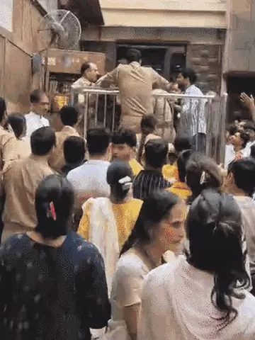 बांके बिहारी मंदिर में श्रद्धालु पर बरसी महिला सिपाही, भीड़ के बीच टी-शर्ट पकड़कर जड़े कई थप्पड़; वीडियो वायरल