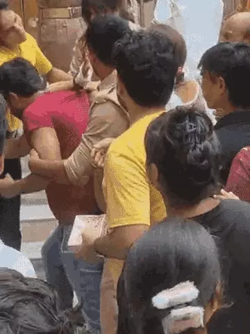 बांके बिहारी मंदिर में श्रद्धालु पर बरसी महिला सिपाही, भीड़ के बीच टी-शर्ट पकड़कर जड़े कई थप्पड़; वीडियो वायरल
