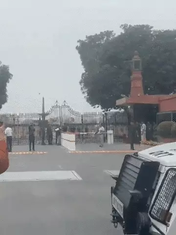 जंतर-मंतर से हटाए गए कॉकरोच जनता पार्टी के प्रदर्शनकारी, संसद की ओर बढ़ने पर पुलिस का लाठीचार्ज; कई घायल