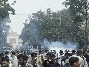 जंतर-मंतर से हटाए गए कॉकरोच जनता पार्टी के प्रदर्शनकारी, संसद की ओर बढ़ने पर पुलिस का लाठीचार्ज; कई घायल