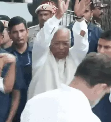 पेपर लीक विवाद पर कांग्रेस का पीएम आवास की ओर मार्च, राहुल-प्रियंका समेत कई बड़े नेता धरने पर बैठे; पुलिस ने कई नेताओं को लिया हिरासत में