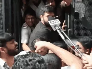 पेपर लीक विवाद पर कांग्रेस का पीएम आवास की ओर मार्च, राहुल-प्रियंका समेत कई बड़े नेता धरने पर बैठे; पुलिस ने कई नेताओं को लिया हिरासत में